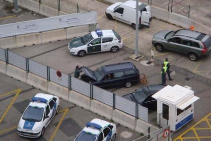 Registro. Ante la insistencia de la perra policía, hubo que desmontar el coche que llegó en el barco - Archivo