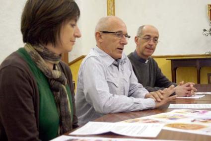 Actes. El president de la Confraria del Sant Crist, Manuel Barcia, amb el vicari general, Rafel Portella, i Maite Salord - Cris