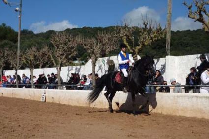 infantil. A la categoria de menors de 16 anys es van donar les puntuacions més igualades. A la imatge, un dels genets evoluciona en la pista. - M.P.M.