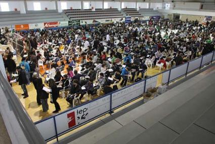 en la cancha. Los adolescentes se concentraron ayer en la pista deportiva para, todos a una, llevar a cabo el examen que puso a prueba sus conocimientos sobre matemáticas - Gemma Andreu