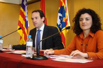 PRESENTACIÓN. Marc Pons y Noemí Gomila, ayer en el Consell - P.CIME