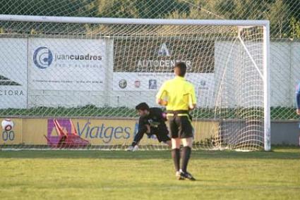 el primer gol. Imagen del primer gol del partido, obra de Peque. El delantero visitante fue una pesadilla para la zaga del Sporting - Javier