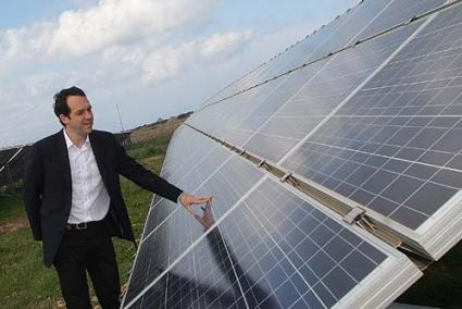 pons. El presidente del Consell visitó ayer por la mañana las instalaciones del parque solar de Son Salomó, el mayor de Balears - Gemma Andreu