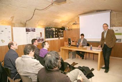 Presentación. La exposición puede verse en la sede del colectivo de arquitectos en Maó - Javier