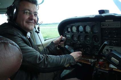 Tadeo. El candidato popular en la cabina de una avioneta. - PP