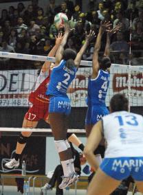 primer paso. Una gran Janine Sandell superó a Brown y Ana Paula en la red y lideró la victoria bermellona - Paco Sturla