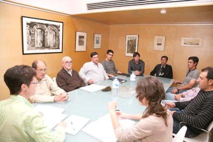 Maó. Representantes de las organizaciones agrarias acudieron ayer a la sede de la institución insular - Javier