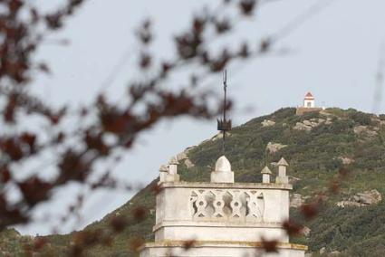 S’ERMITA. La montaña, coronada por el pequeño edificio religioso - Paco Sturla