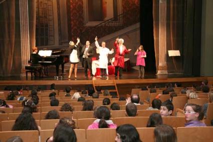 Aprendizaje. La obra, muy teatral, enganchó al público de edades comprendidas entre los 6 y los 17 años - Javier