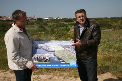 El candidato del PP a la alcaldía de Es Castell, Lluís Camps, acompañado del candidato popular al Consell, Santiago Tadeo. - Javier