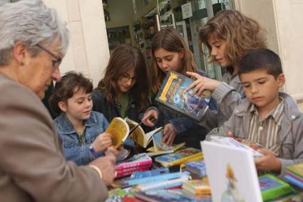 Numerosas personas se acercaron a los expositores en busca de su lectura preferida - Gemma Andreu