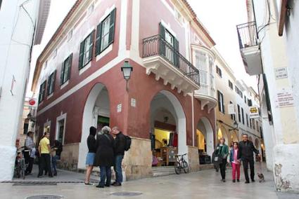 Actividad. Libros en las calles, poca playa y paseos han caracterizado los días de vacaciones de los visitantes, en su mayoría españoles - Gemma Andreu