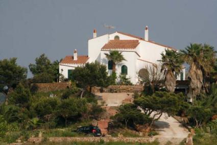 Ses Salines. La vivienda asaltada se halla en un extremo de la urbanización y ocupa un montículo junto al mar en la bahía de Fornells - Cris