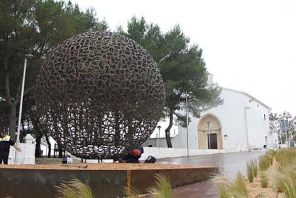 "La bona sort". L’escultura de Sant Pere Nou és una esfera de tres metres de diàmetre de 1.800 ferradures - Gemma Andreu