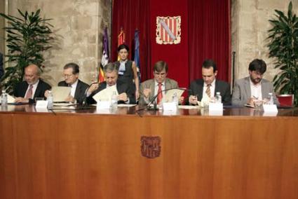 Rúbrica. Monjo, Lema, Blanco, Antich, Pons y Tur ayer, en la sede del Govern, firman el acuerdo para la creación del comité de rutas - P.CAIB