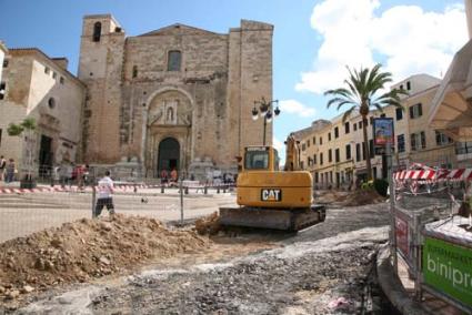 Obras. Una imagen de septiembre de 2010, durante el desarrollo de las obras de reordenación de la Plaça del Carme y el entorno comercial del Claustre, en el centro de Maó - Archivo