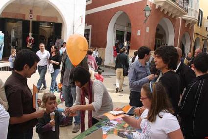 Mesas. Cinco se contaron en el centro de Ciutadella y seis en Maó, todas ellas con sus respectivos candidatos y reclamos para el votante - Gemma Andreu