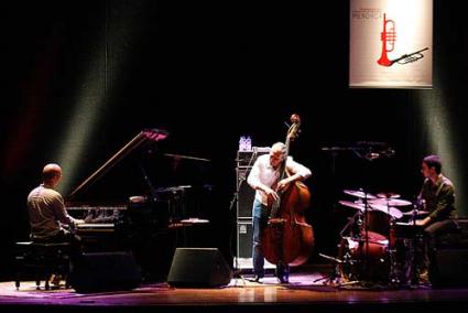 Concierto. El trío liderado por Cohen logró conectar a la perfección con el público del Principal - Cris