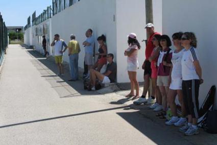 En las pistas. Los participantes en el campeonato coparon ayer las pistas de tenis y pádel del centro deportivo de Malbúger - A. M. O.