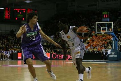 Llull. El menorquín, en acción ante Jeter en su último partido en Menorca, en la temporada 2008/09 - Archivo