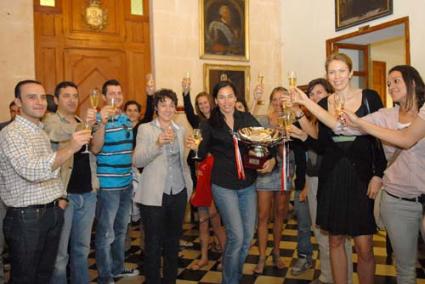 Jugadoras, entrenador y miembros del cuerpo técnico brindan con cava en la Casa Consistorial de Ciutadella - Paco Sturla