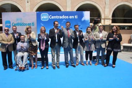 Mariano Rajoy posa con los candidatos menorquines. - Gemma Andreu