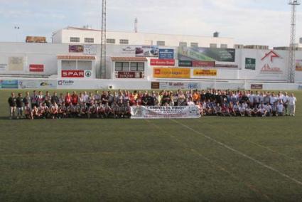 Celebración. Los Pinos acogió en 2009 la fiesta con motivo del treinta aniversario del primer equipo en Tercera de forma ininterrumpida - ARCHIVO