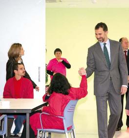 Visita. Don Felipe, durante el recorrido por las dependencias de la Fundación en marzo - ARCHIVO