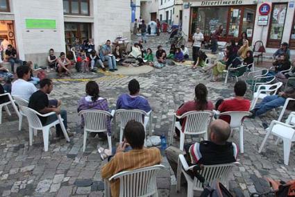 Plaça Colón. La asamblea celebrada ayer tarde en el centro de Maó - Gemma Andreu