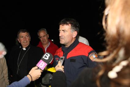 Preocupación. El obispo Salvador Giménez y Marc Pons, con el jefe de bomberos, Joan Gorrias, se aproximaron a la planta incendiada - Gemma Andreu