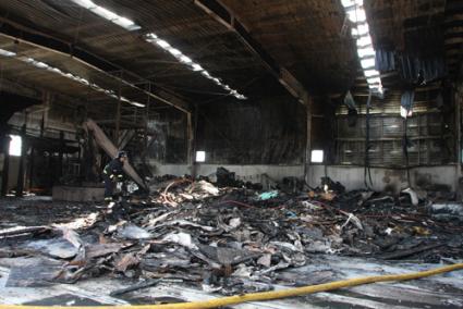 Los bomberos continuaban trabajando esta mañana en la nave afectada. - Gemma Andreu