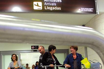 Llegadas. Los pasajeros aterrizaron en el Aeropuerto de Menorca a las 16.38 horas después de haber pasado la noche en Barcelona.