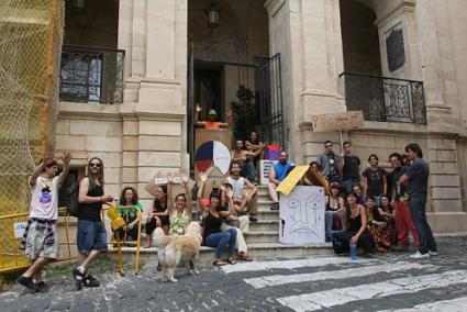 Un grupo de "indignados" se ha manifestado esta mañana enfrente del Ayuntamiento de Maó. - Gemma