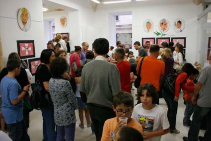 Inauguració. La mostra recull les obres de final de curs dels tallers de dibuix i pintura, fang i paper matxé que han fet els alumnes a partir de la inspiració sorgida de la festa - Cris