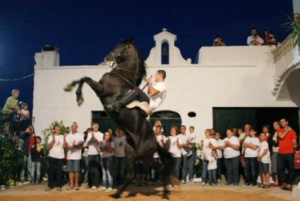 Replec al lloc. L’amo de Binigarba organitza el replec d’ençà poc abans de ser caixer pagès (2006-07) i manté la tradició per a reunir a familiars i amics en una festa de cavalls - Cris