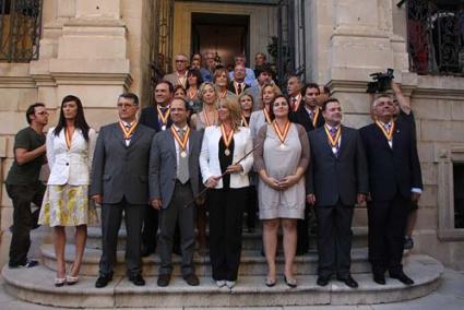 Foto con el público. Los nuevos concejales posaron en la escalera de acceso al Ayuntamiento. - Gemma Andreu