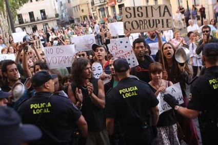 La protesta. Los ‘indignados’ increparon a los políticos en Maó y en Ciutadella - Gemma Andreu