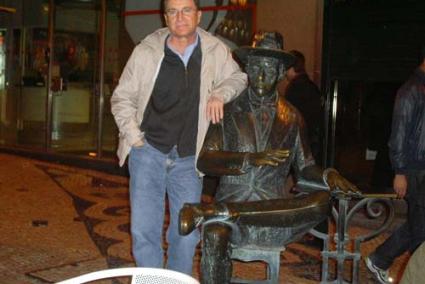 Admiració. Ponç Pons, amb una escultura de Fernando Pessoa - P.G.