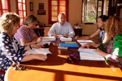 Encuentros. Tras llegar a las ocho de la mañana a la Casa Consistorial, el equipo de gobierno empezó a conocer la institución por dentro - Cris