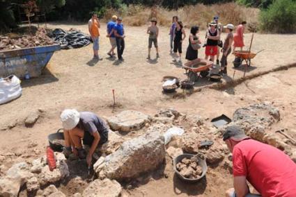 Explicacions i treball. La gent va poder conèixer la història d’aquest jaciment mentre els arqueòlegs seguien treballant en l’àmbit exterior del santuari - Oskar Pérez