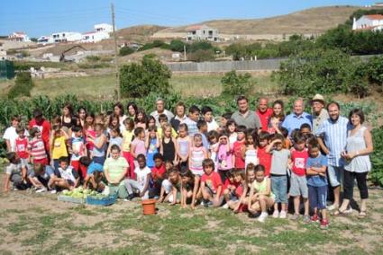 grup. Prop de setanta alumnes de primer, segon i cinquè del col·legi Verge del Toro des Mercadal han après a treballar el camp - a.e.m.