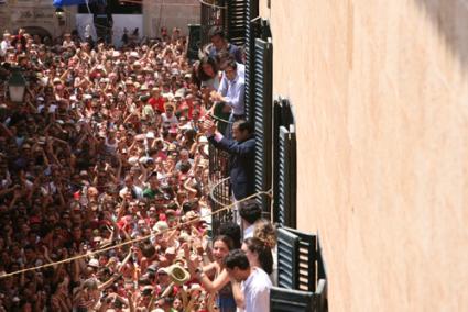 El primer toc ha fet brollar l'emoció de tot el poble i dels milers de visitants que són a Ciutadella per viure les festes de Sant Joan. - Carles Mascaró