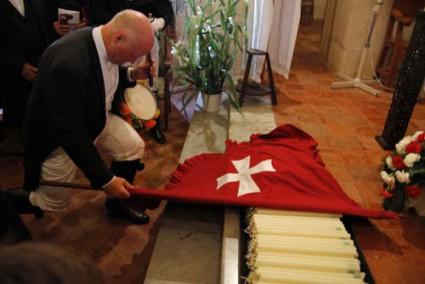 bandera. Amb emoció continguda, el fabioler Sebastià Salort la va col·locar a l’altar abans de començar la celebració religiosa que oficià Josep Sastre - CARLES MASCARÓ