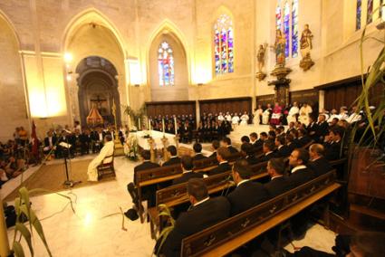 La Catedral s'ha omplert avui capvespre per seguir la tradicional Missa de Caixers de Sant Joan. - Gemma Andreu