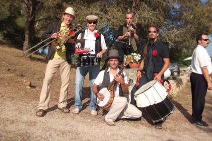 Charanga. Los miembros de la banda de viento y percusión - x. del x.