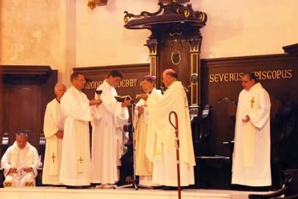 Celebració. La Diòcesi menorquina celebrà el Corpus Christi amb devoció i rebé una rèplica del Sant Calze de la Diòcesi valenciana - Ricardo Álvarez