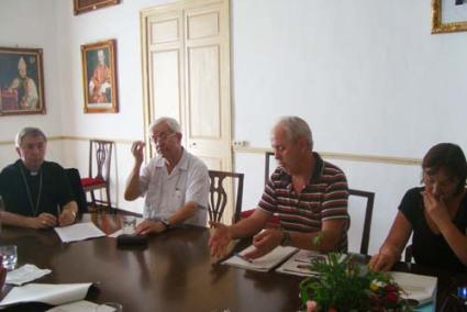 Presentación. El obispo Salvador Giménez, junto a Francesc Triay, Joan Mir y Antònia Florit - Rubén