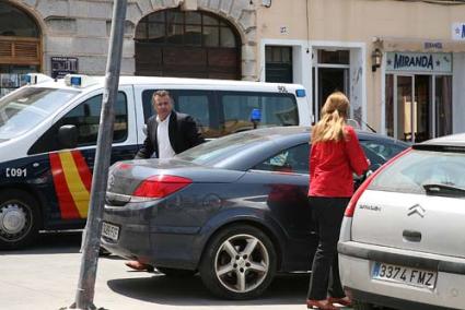 Austeridad. Tadeo quiere predicar con el ejemplo, y conduce su coche para realizar visitas oficiales, como la de ayer a la Dirección Insular - Javier