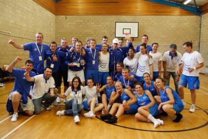 Baloncesto. Los dos equipos se fotografiaron juntos al término de la competición sobre el mismo escenario de los partidos - Carles Mascaró