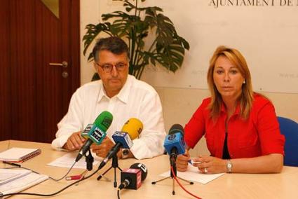 Presentación. El concejal de Servicios Generales, Salvador Botella, junto a la alcaldesa, Águeda Reynés, ayer - Javier